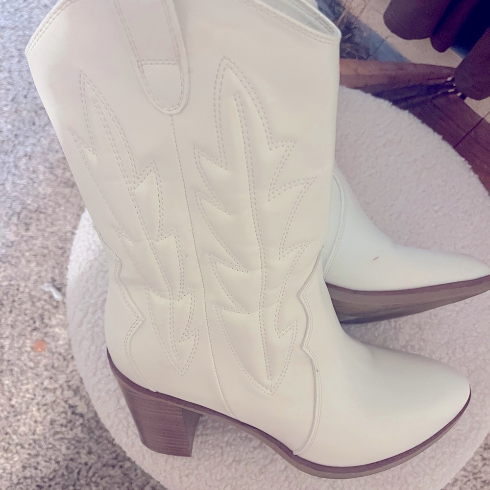 Mia's Off-White Cowboy Boots- Outdoor Western Style